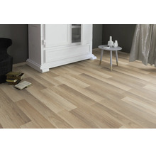 Heller Holzboden in einem Wohnraum mit Kommode und Beistelltisch.