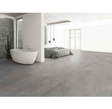 Helles Schlafzimmer mit freistehender Badewanne und grauen Bodenfliesen