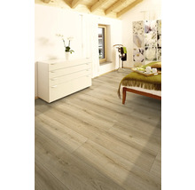 Heller Raum mit Laminatboden in Holzoptik, Kommode und Bett