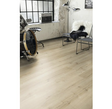 Heller Bodenbelag in einem Raum mit Schlagzeug, Radio und Sitzmöbeln.