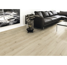 Wohnzimmer mit hellem Laminatboden, schwarzem Sofa und Couchtisch.