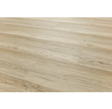 Heller Laminatboden in Holzoptik