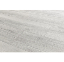 Helle Laminatboden-Verlegung mit Holzoptik