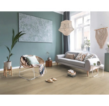 Helles Wohnzimmer mit Sofa, Sessel, Dekoration und Holzboden