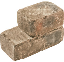 Zwei Pflastersteine aus Beton gestapelt