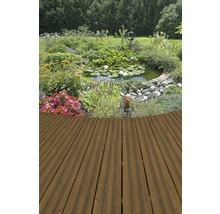 Garten mit Teich und Holzterrasse