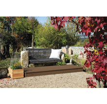 Gartenansicht mit Holzterrasse, Bank, Steingarten und bepflanztem Holzkasten