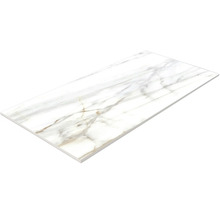 Weiße Bodenfliese mit Marmoroptik.