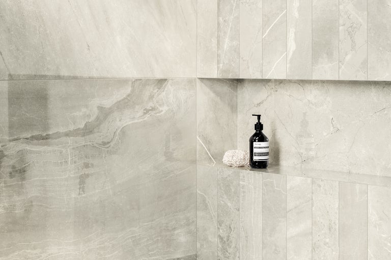 Begehbare Dusche mit Wandfliesen in Marmoroptik, inklusive Ablage