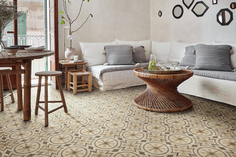 Wohnzimmer mit Mosaikfliesen, Holztisch und Rattanmöbeln für ein helles und geräumiges Ambiente.