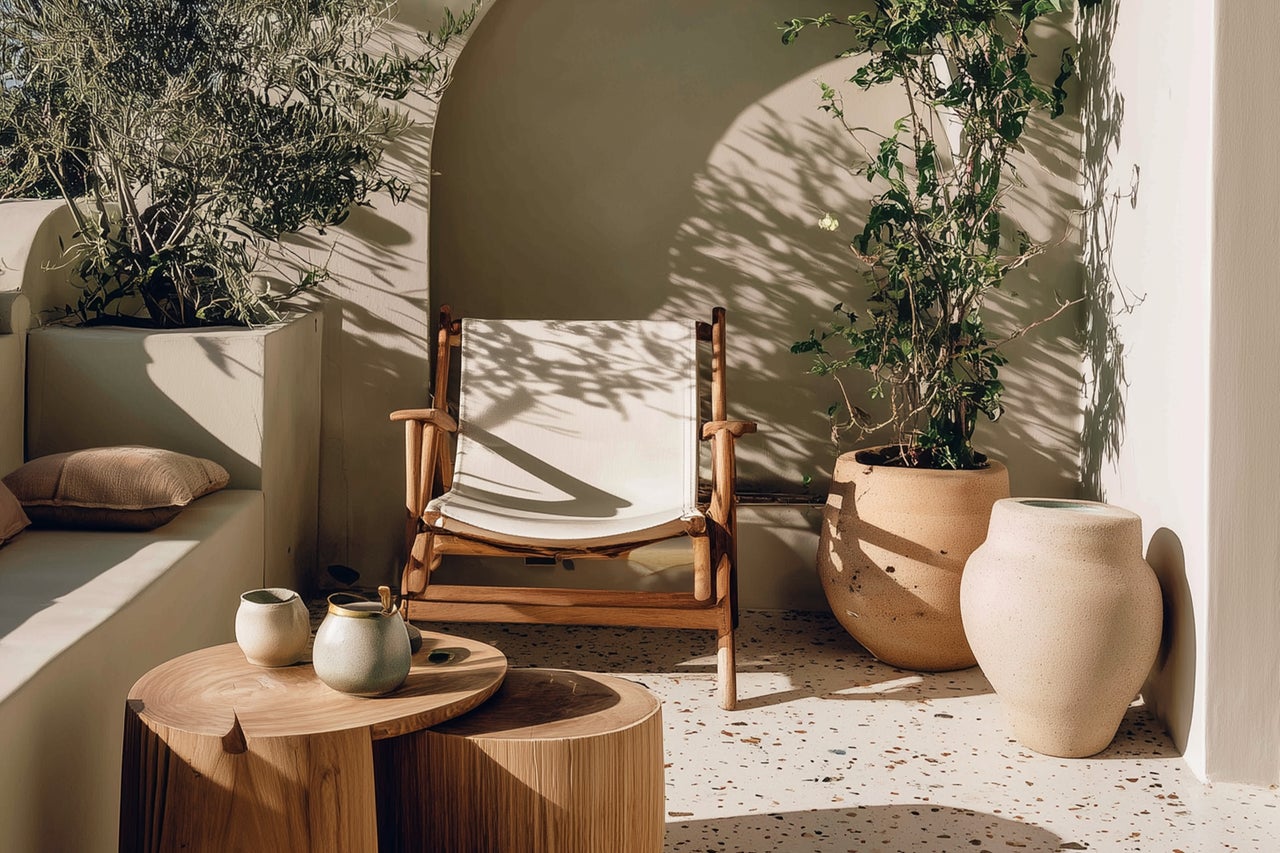 Terrasse mit Holzstuhl, Couch, Tisch und Pflanzen in Töpfen