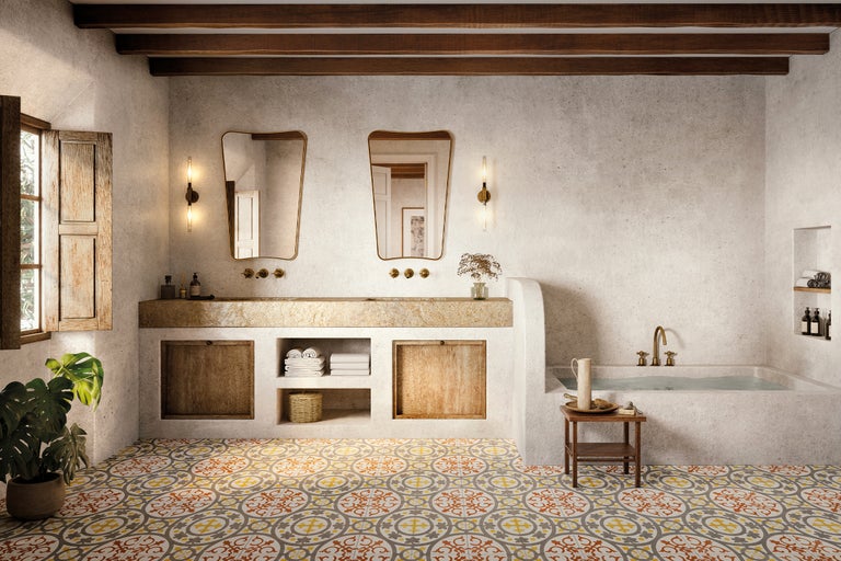 Badezimmer mit Doppelwaschtisch, Spiegeln, Badewanne und gemusterten Bodenfliesen