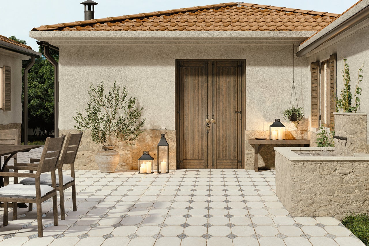 Außenbereich mit Fliesenboden, Sitzgelegenheiten und dekorativen Laternen