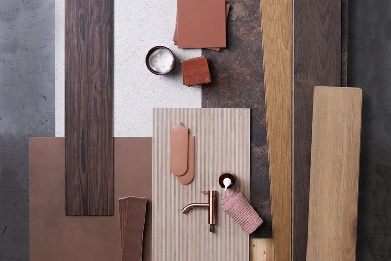 Kreative Komposition verschiedener Baumaterialien und Badezimmeraccessoires für die Badgestaltung