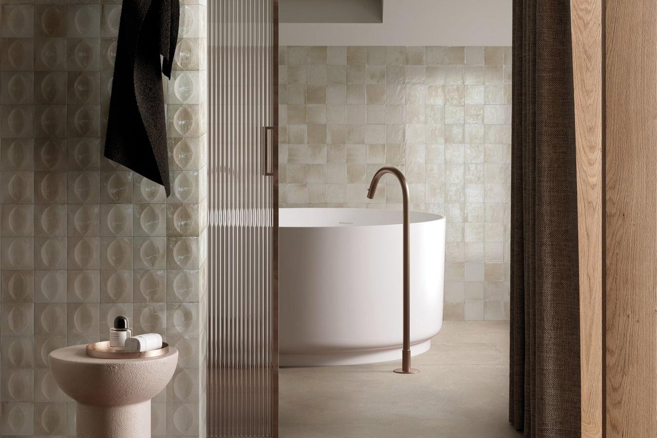 Badezimmer mit freistehender Badewanne, Armatur und Fliesen