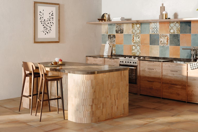 Helle Küche mit Holzmöbeln, Mosaikfliesen und Fliesenspiegel