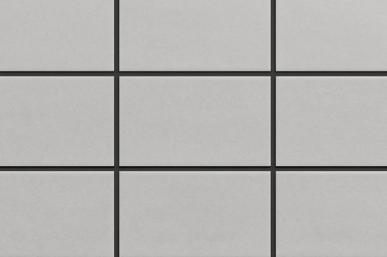 Nahaufnahme von quadratischen, grauen Wandfliesen mit dunklen Fugen