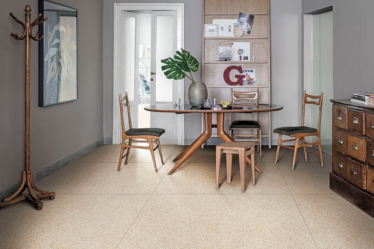 Esszimmer mit Holztisch, Stühlen, Kommode, Garderobenständer und Kunstwerk