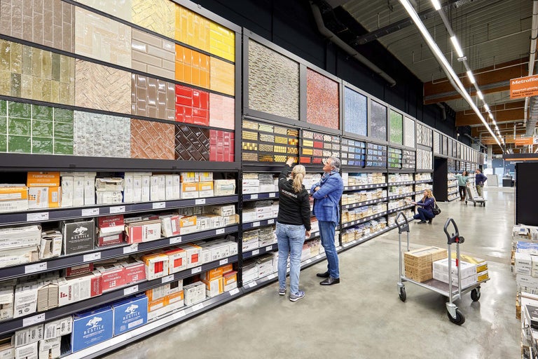 Gang in einem Hornbach Markt mit Fliesenausstellung und Kunden