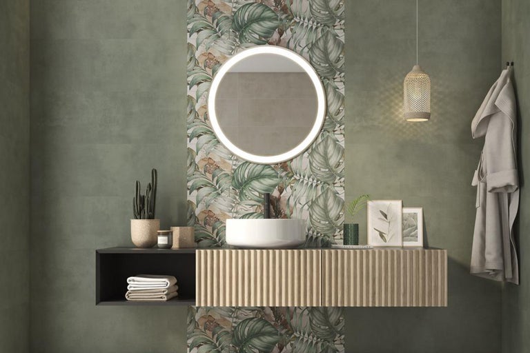 Modernes Badezimmer mit Waschtisch, Spiegel, Pflanzen und tropischen Akzenten