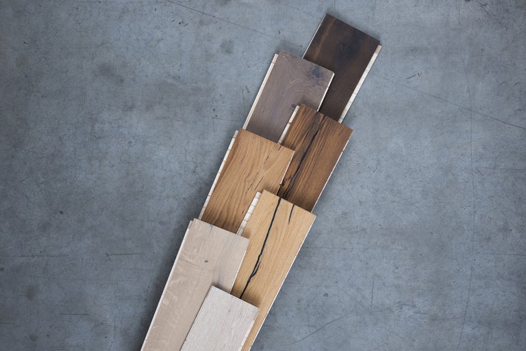 Mehrere Muster von Holzparkett auf Betonboden