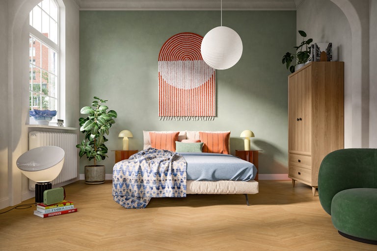 Schlafzimmer mit Bett, Nachttischen, Lampe, Schrank und Sessel