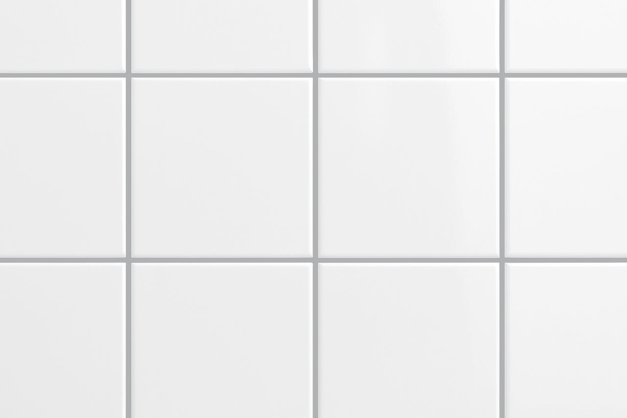 Weiße Fliesen mit Fugen