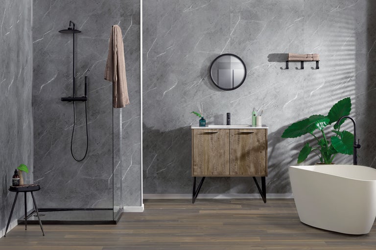 Badezimmer mit Dusche, Waschtisch, Spiegel, Hocker, Badewanne und Pflanzen