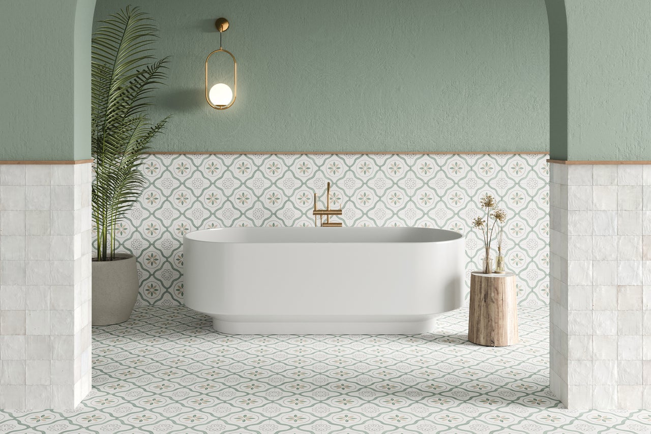 Badezimmer mit freistehender Badewanne, Mosaikfliesen und Zimmerpflanze