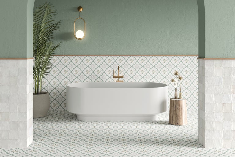 Badezimmer mit freistehender Badewanne, Mosaikfliesen und Zimmerpflanze