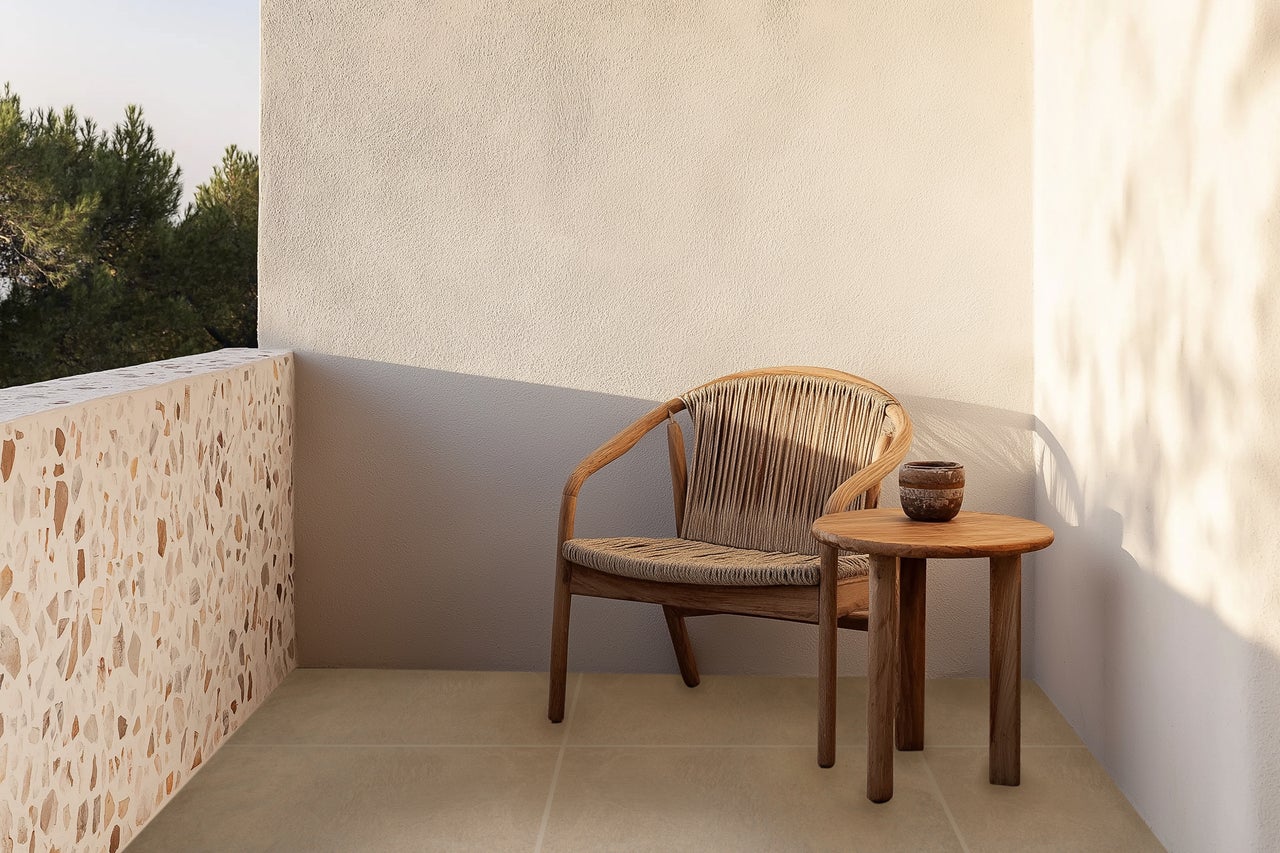 Balkon mit Stuhl, Beistelltisch und Mosaikfliesen