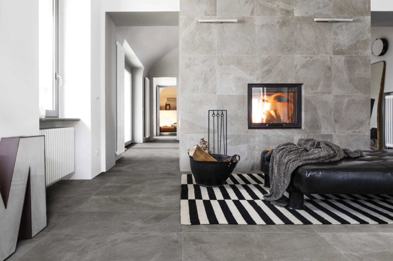 Heller Raum mit Kamin, Fliesenboden und Sitzgelegenheit