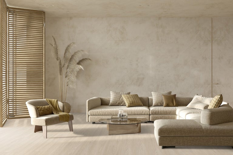 Wohnzimmer mit Ecksofa, Sessel, Couchtisch und Holzjalousie