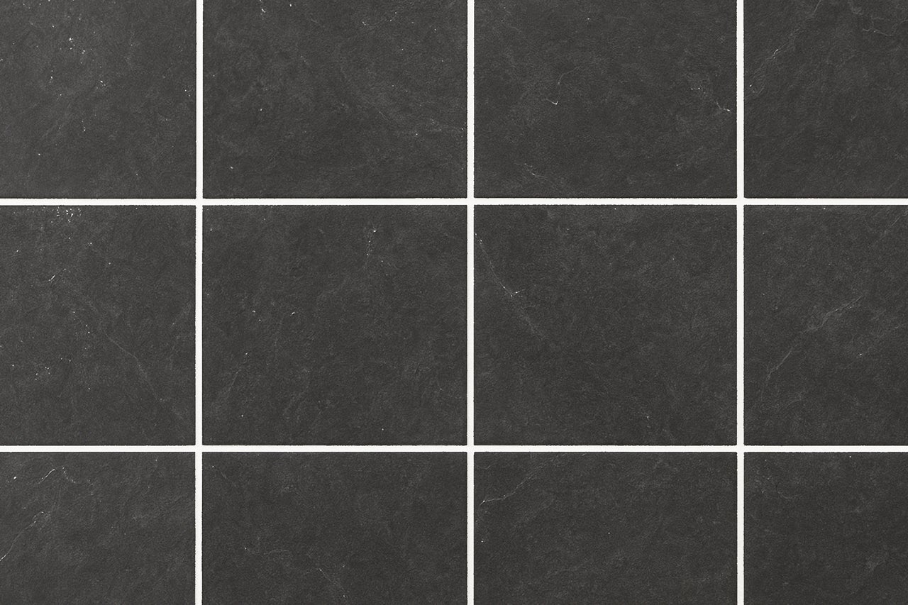 Quadratische, dunkle Fliesen mit hellen Fugen