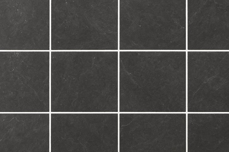 Quadratische, dunkle Fliesen mit hellen Fugen