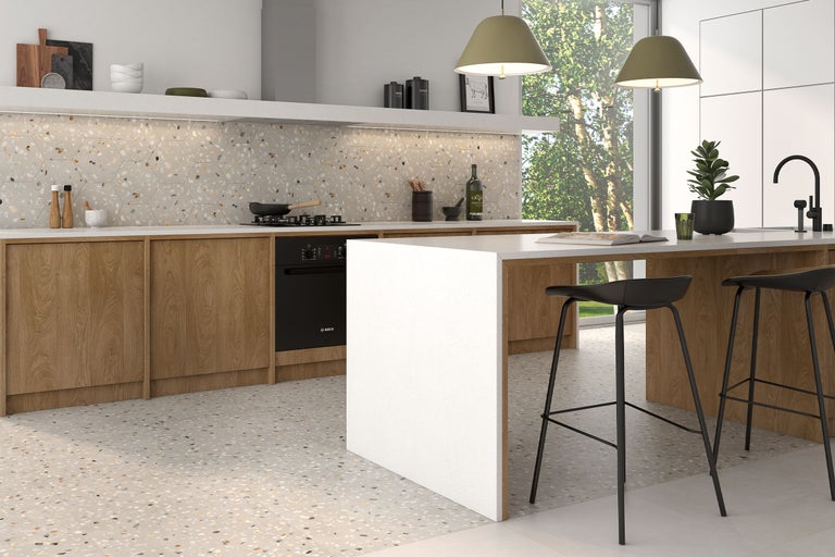 Moderne Küche mit Holzakzenten, Terrazzo-Fliesen und Kücheninsel mit Barhockern.