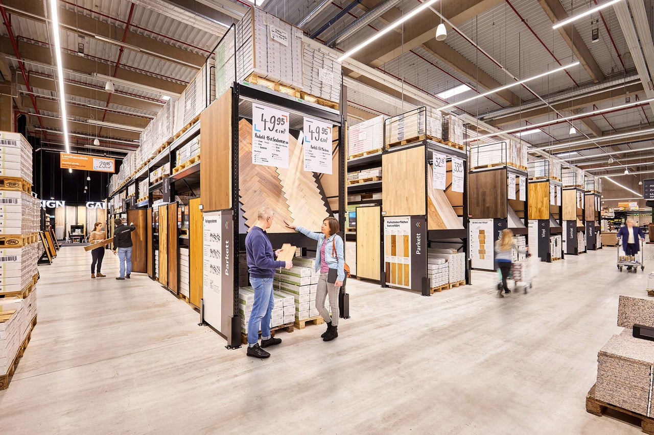 Gang in einem Hornbach Baumarkt mit verschiedenen Bodenbelägen wie Parkett und Laminat