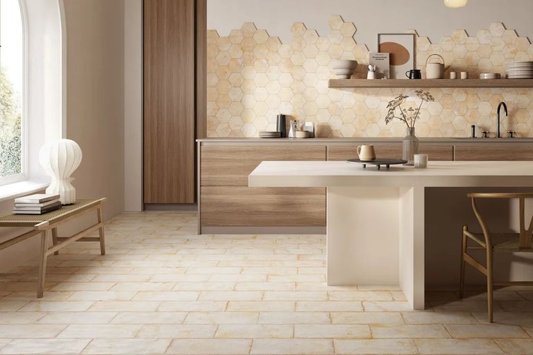 Moderne Küche mit sechseckigen Wandfliesen in Marmoroptik und passenden Bodenfliesen. Holzküchenschränke und Kücheninsel im minimalistischen Stil.