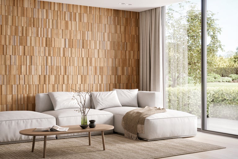 Heller Wohnraum mit Holzwand, Sofa und Gartenausblick