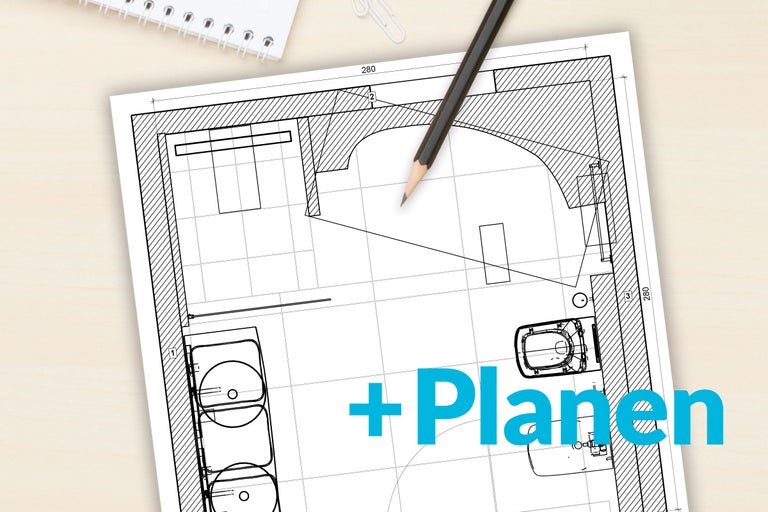 Grundrissplanung für ein Badezimmer mit Bleistift und Notizblock