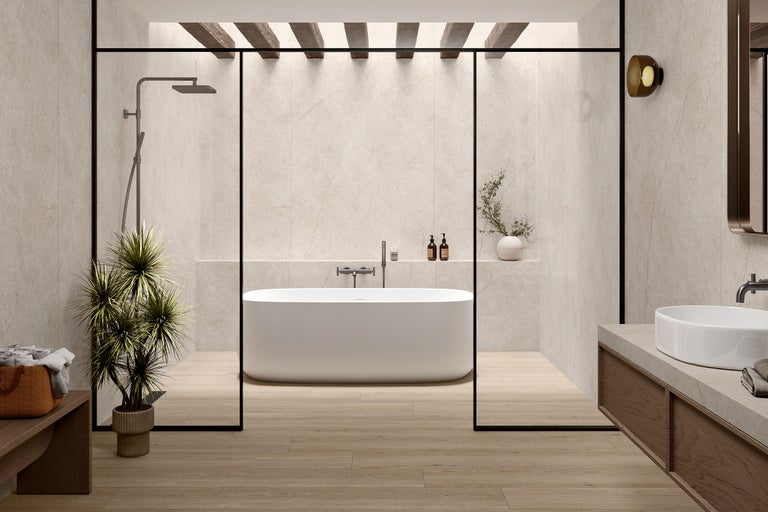 Badezimmer mit freistehender weißer Badewanne, begehbarer Dusche hinter schwarzer Glastrennwand, Fliesen in Steinoptik und Holzboden.