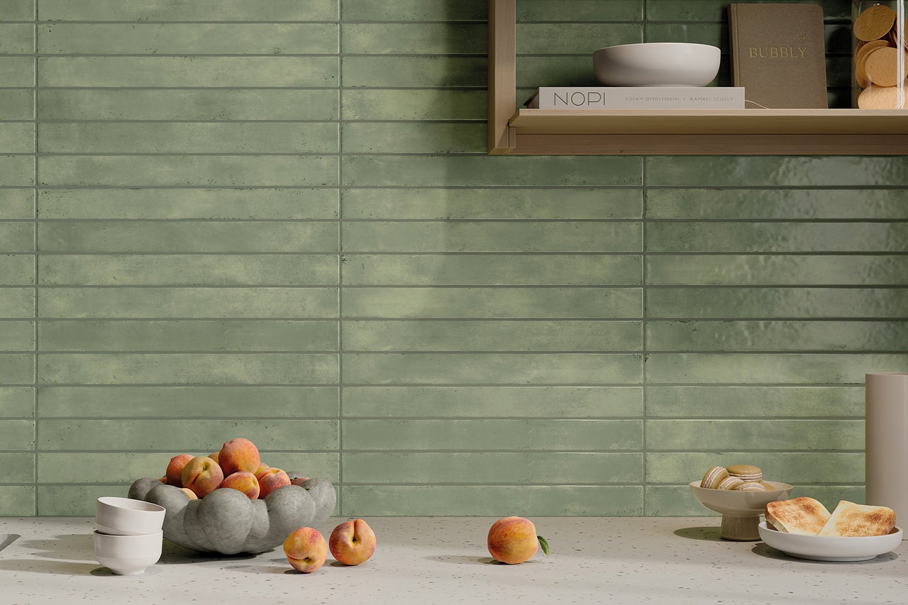 Wandfliesen in einem Küchenbereich mit Regalen und Dekorationen.