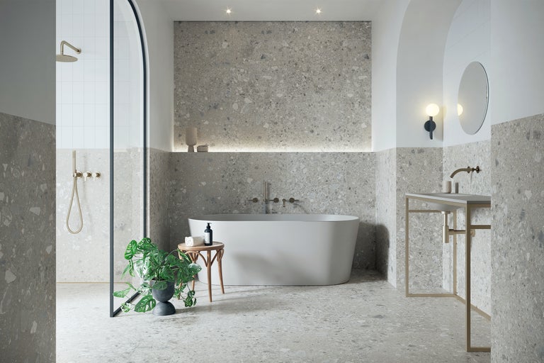Modernes Badezimmer mit Badewanne, Dusche und Waschtisch in Terrazzo-Optik