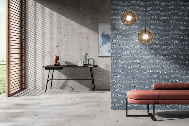 Heller Raum mit Terrazzoboden, Schreibtisch und dekorativer Wandverkleidung