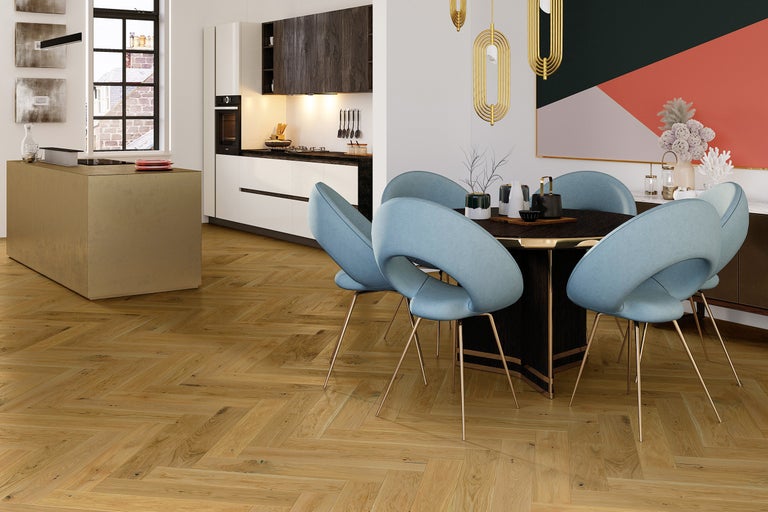 Helles Wohnzimmer mit Holzboden in Fischgrätmuster, Esstisch und Stühlen