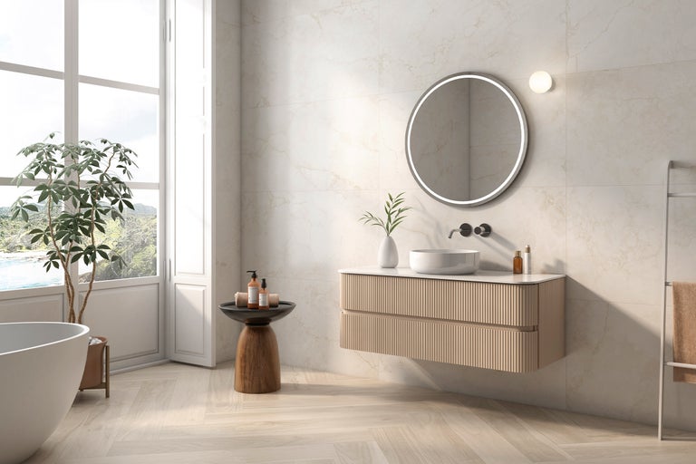 Helles Badezimmer mit freistehender Badewanne, Waschtisch mit rundem Spiegel und Holzfußboden