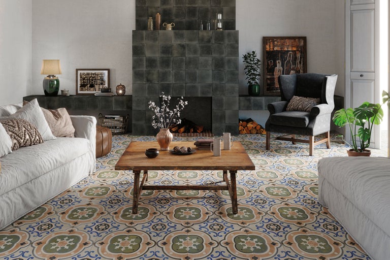 Wohnzimmer mit Fliesenboden im Retro Design, Sofa, Sessel und Kamin