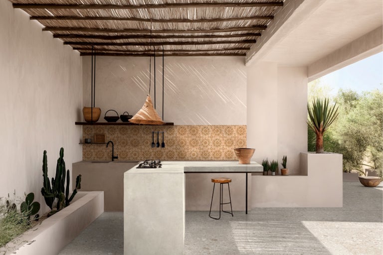 Außenküche mit Kochfeld, Spüle, Fliesenwand, Deckenverkleidung und Dekoration