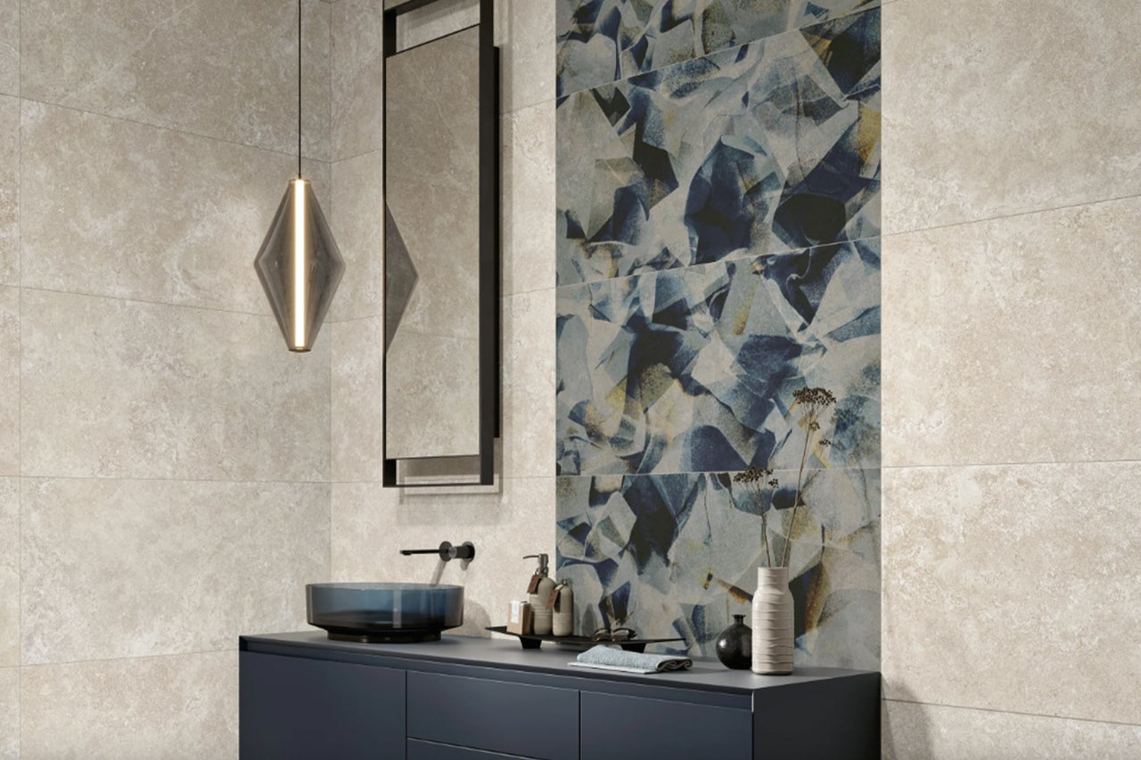 Helles Badezimmer mit beigen Wandfliesen und einem Waschtisch mit Spiegel