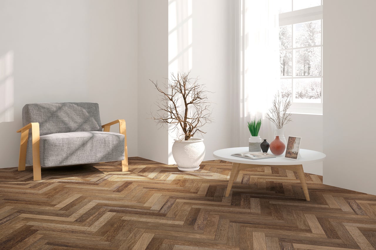 Heller Raum mit Sessel, Tisch und Dekorationen für ein wohnliches Ambiente.